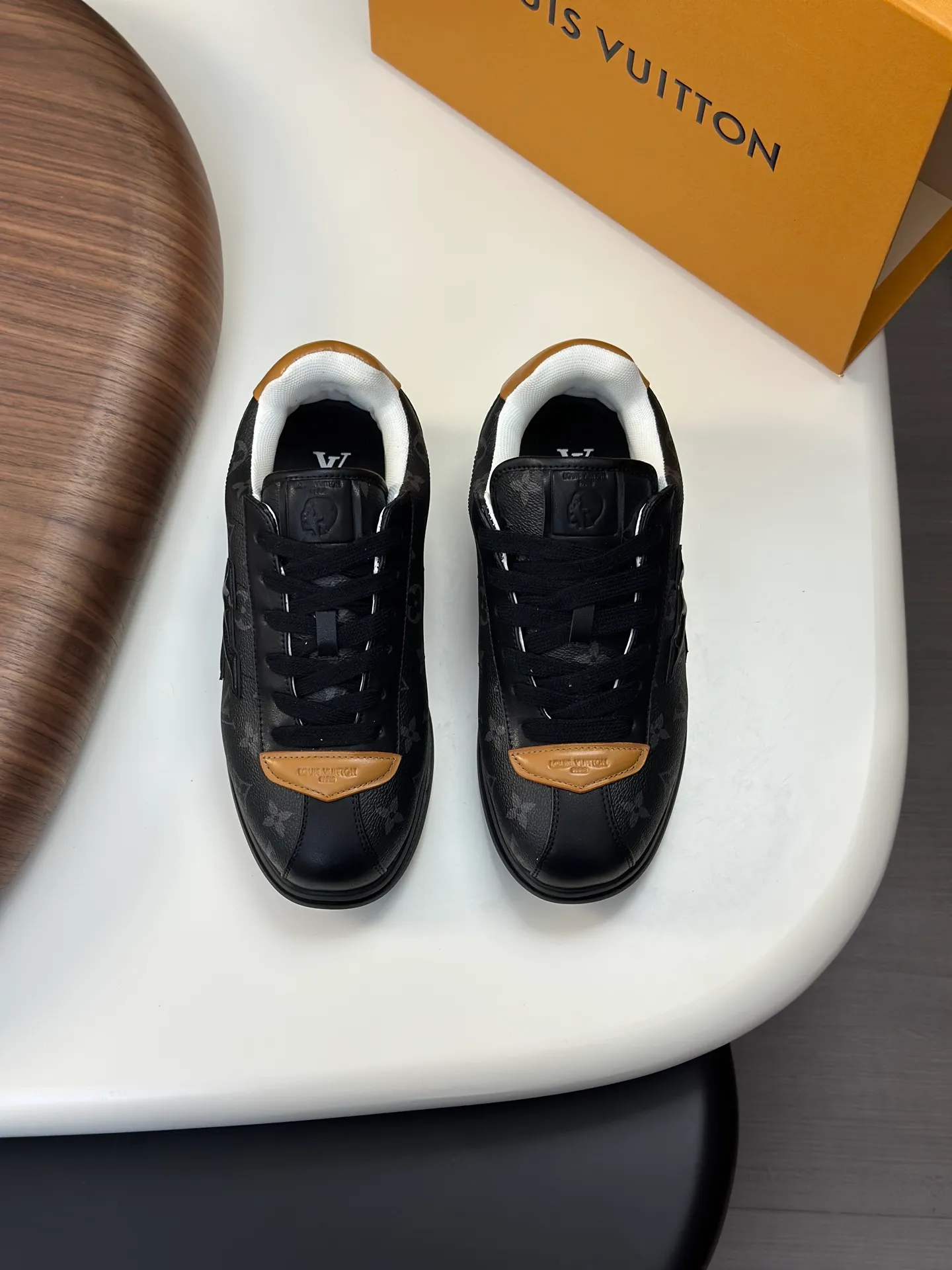 Factory direct sale ¥700💰Full set of packaging💰Top version LV-Louis Vuitton-Classic catwalk new style 1:1 developed replica of the original version! ! The upper foot is very comfortable. It is made of luxurious materials and fine workmanship. The midsole is printed with English letters "Made in Europe". The upper is made of calfskin imported from Italy. The side is decorated with the brand's LOGO and signature. The latest latex foot pads and mesh lining make the foot feel super comfortable. The original two-color TPU combination outsole is specially provided by the original factory. Bag technology Goodyear stitched edges Fabric: Exclusive custom first-layer cowhide Accessories: Exclusive private model Vuitton logo, lining: Customized silk mesh lining - first-layer silk cowhide lining Outsole: TPU combination outsole wear-resistant, non-slip and anti-yellowing Foot pads: new latex pads-mesh sweat-absorbent Counter technology: fully computerized sewing machine wire drawing Toe box back cover Hot and cold shaping Full set of pull-top last with medium and low logo pattern Counter packaging - Shoelaces, certificates, cards, instructions, certificates of quality, dust bags, the most comprehensive packaging on the Internet, men's size 339-44 (38/45 custom-made, non-refundable!